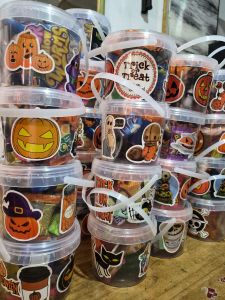 HALLOWEEN TREATS with Chocolates Candies | Halloween Buckets