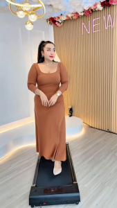 ชุดเดรสยาวเข้ารูปแขนยาว คอกว้างสไตล์มินิมอล สีน้ำตาล ผ้าโพลีเอสเตอร์