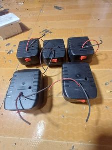 (xem kỹ phần mô tả trước khi mua nhé) đế lấy nguồn từ chân pin phổ thông makita 4cm đã đấu sẵn dây có công tắc bật tắt