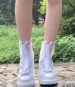 ถุงสวมรองเท้ากันฝน สีขาวใส S M L XL มีซิปและสายรัดข้อ ผ้าคลุมรองเท้า รองเท้ากันน้ำ มีพื้นยางรอง ถุงคลุมรองเท้า รองเท้ากันลื่น ใส่เดินสบาย มีพื้นยาง