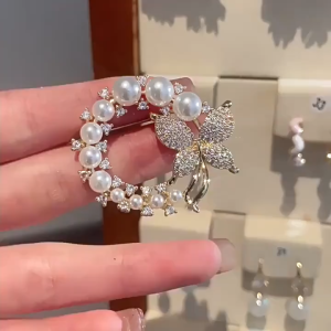 Bros Pin Hijab Butterfly Pearl Warna Gold Dan Silver Stylish Model Kupu Kupu Dengan Mutiara Glossy Bahan Alloy Bentuk Mutiara Lingkaran Warna Emas Dan Perak Aksesoris Wanita Untuk Kerudung Pakaian Casual Hingga Formal