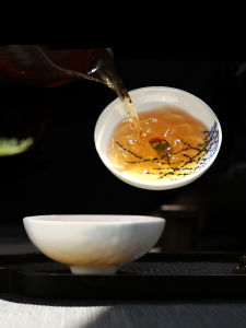 ถ้วยจิบชาที่วาดด้วยมือของเมืองจิ่งเต๋อเจิ้นชามชงชาเซรามิกลายครามสีฟ้าและสีครามชิ้นเดียวถ้วยชากังฟูชาขนาดเล็กถ้วยชาขนาดเล็ก