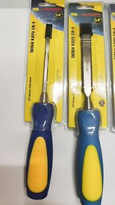 Tatah Kayu Gagang Karet CRV CPT National 1/4 5/16 3/8 1/2 5/8 Inch Wood Chisel\\n\\n Pengenalan Tatah Kayu Gagang Karet\\n\\nTatah kayu gagang karet CRV CPT National adalah alat tatah kayu berkualitas tinggi yang tersedia dalam berbagai ukuran, seperti chisel kayu ukuran 1/4, 5/16, 3/8, 1/2, dan 5/8 inci. Alat ini dirancang khusus untuk memenuhi kebutuhan pengrajin dan pekerja bangunan dalam menciptakan hasil kerajinan kayu yang sempurna.\\n\\n Spesifikasi dan Ukuran\\n\\nTatah kayu gagang karet CRV CPT National tersedia dalam berbagai ukuran, yaitu:\\n\\n- Chisel kayu ukuran 1/4 inci\\n- Chisel kayu ukuran 5/16 inci\\n- Chisel kayu ukuran 3/8 inci\\n- Chisel kayu ukuran 1/2 inci\\n- Chisel kayu ukuran 5/8 inci\\n\\n Kelebihan dan Keunggulan\\n\\nBerikut beberapa kelebihan dan keunggulan tatah kayu gagang karet CRV CPT National:\\n\\n- Dirancang khusus untuk kerajinan kayu dan proyek bangunan\\n- Gagang karet ergonomis untuk kenyamanan pengguna\\n- Tersedia dalam berbagai ukuran untuk memenuhi berbagai kebutuhan\\n- Alat tatah kayu berkualitas tinggi\\n\\n Cara Menggunakan Tatah Kayu Gagang Karet\\n\\nBerikut langkah-langkah penggunaan tatah kayu gagang karet CRV CPT National:\\n\\n Persiapan Sebelum Penggunaan\\n\\nSebelum menggunakan tatah kayu gagang karet, pastikan alat tersebut bersih dan dalam kondisi baik. Selain itu, pastikan lingkungan kerja aman dan terang.\\n\\n Teknik Penggunaan yang Benar\\n\\nUntuk hasil kerajinan kayu yang sempurna, pastikan Anda menggunakan teknik penggunaan yang benar. Berikut langkah-langkah penggunaan tatah kayu gagang karet:\\n\\n1. Pilih ukuran tatah kayu sesuai dengan kebutuhan proyek Anda.\\n2. Pastikan ujung tatah kayu runcing dan tajam.\\n3. Gunakan gerakan memotong yang halus dan konsisten.\\n4. Jaga sudut tatah kayu agar sesuai dengan permukaan kayu yang akan dipotong.\\n\\n Perawatan dan Pemeliharaan Tatah Kayu Gagang Karet\\n\\nBerikut langkah-langkah perawatan dan pemeliharaan tatah kayu gagang karet CRV CPT National:\\n\\n Membersihkan dan Menyimpan Alat\\n\\nSetelah selesai menggunakan tatah kayu gagang karet, bersihkan alat tersebut dari sisa-sisa kayu dan simpan dalam tempat yang aman dan kering.\\n\\n Mempertahankan Kualitas Alat\\n\\nUntuk mempertahankan kualitas tatah kayu gagang karet CRV CPT National, lakukan pemeliharaan secara rutin. Beberapa langkah pemeliharaan yang dapat dilakukan adalah:\\n\\n- Bersihkan alat secara rutin\\n- Lapisi alat dengan minyak pelumas untuk mencegah karat\\n- Simpan alat dalam tempat yang aman dan kering\\n\\n Rekomendasi Penggunaan Tatah Kayu Gagang Karet\\n\\nBerikut beberapa rekomendasi penggunaan tatah kayu gagang karet CRV CPT National:\\n\\n Untuk Kerajinan Kayu\\n\\nTatah kayu gagang karet CRV CPT National cocok digunakan untuk berbagai jenis kerajinan kayu, seperti pembuatan mebel, ukiran, dan lain-lain.\\n\\n Untuk Proyek Bangunan\\n\\nSelain untuk kerajinan kayu, tatah kayu gagang karet CRV CPT National juga cocok digunakan untuk proyek bangunan, seperti pembuatan pintu, jendela, dan lain-lain.\\n\\n Kesimpulan\\n\\nTatah kayu gagang karet CRV CPT National adalah alat tatah kayu berkualitas tinggi yang dirancang khusus untuk memenuhi kebutuhan pengrajin dan pekerja bangunan dalam menciptakan hasil kerajinan kayu yang sempurna. Dengan berbagai ukuran yang tersedia, tatah kayu ini dapat digunakan untuk berbagai jenis proyek dan kerajinan kayu. Pastikan untuk menggunakan teknik penggunaan yang benar dan melakukan perawatan dan pemeliharaan secara rutin untuk mempertahankan kualitas alat.\n}