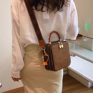 (Fast delivery) New Fashion Printed Small Square Bag Handbag Wide Shoulder Strap Shoulder Bag Versatile High Quality Fabric Small Square Bag