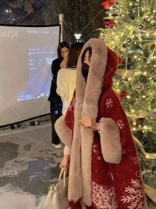 เสื้อคลุมคาร์ดิแกนถักสีแดงสำหรับผู้หญิง ฤดูใบไม้ร่วง/ฤดูหนาว 2024 เสื้อคลุมคาร์ดิแกนแบบสวมหัวแบบใหม่ที่ใช้งานได้หลากหลายสำหรับปีใหม่