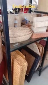 Giỏ quà bằng mây- giỏ mây đang đựng hoa trái cây trang trí