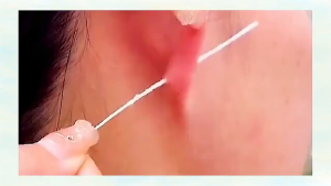 Pembersih lubang anting telinga Kit Pembersih Bolongan Telinga Alat Telinga Aksesoris Lubang Anting 70pcs+25ml