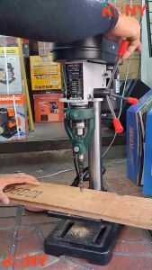 OKURA สว่านแท่น 4 หุน พร้อมปากกาจับชิ้นงาน ปลอกสว่าน 40MM และดอกสว่านเจาะเดือย 4 ดอก/ชูด ชุดใหญ่พร้อมใช้งาน