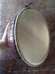 กลองรำมะนา ขึ้นเชือก หน้า 13 นิ้ว สูง 5 นิ้ว หนังวัวแท้ไม้มะม่วงก้ามปู