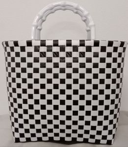 กระเป๋าแฮนด์เมค กระเป๋าสานพลาสติก สานจากเส้นพลาสติกตราลูกโจ้ สวยทนทาน ขนาด23×8สูง24เซนติเมตร ทำความสะอาดง่าย