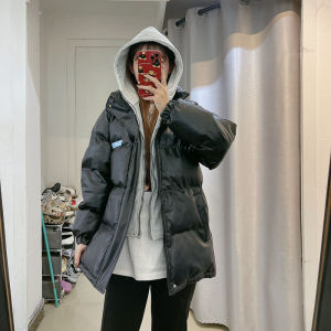 แจ็คเก็ตผ้าฝ้าย PU ทรงหลวมสำหรับผู้หญิง สไตล์ใหม่ปี 2025 แจ็คเก็ตแบบสวมหัวสองชิ้นปลอม แจ็คเก็ตแบบสวมหัวสไตล์เกาหลี แจ็คเก็ตแบบสวมหัวแบบลำลอง