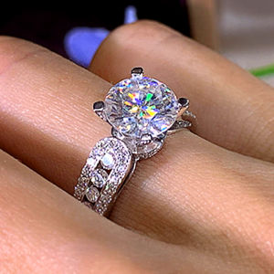 Huitan Modern Womens Wedding Rings Brilliant Crystal Cubic Zirconia High-quality Silver Color Female Ring Engagement Jewelry