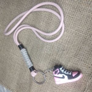 Gantungan Kunci Motor Tali Panjang Sneakers