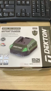 Sạc pin Dekton 21V M21-S20XPRO – 2.0A màu oliu vỏ chống cháy sạc nhanh cho pin M21