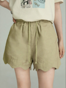 Quần Short Màu Khaki Cao Cổ Rộng Rãi Thiết Kế Dải Gợn Sóng