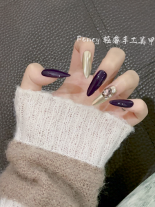 เล็บแต่งตัวแบบสวมที่ทำจากมือสีม่วงหรูหราพร้อมกระจกสะท้อนดวงตาสีขาว ตกแต่งด้วยเพชร ล็อคได้ สำหรับผู้หญิงทุกวัย