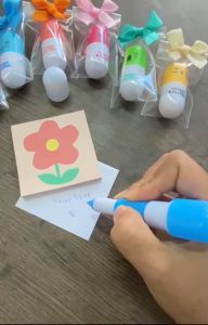 ชำร่วยปากกาแคปซูล คละสีน่ารักๆ ตามรูป แพ็ค 50 ชิ้น ของแจกของแถม ที่ระลึกงานแต่ง (ราคานี้ไม่รวมป้ายชื่อนะคะ)