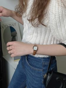 นาฬิกาข้อมือ Quartz สไตล์เรโทรฮ่องกง สำหรับผู้หญิง ดีไซน์เรียบง่าย ขนาดเล็ก กลไกแม่เหล็กไฟฟ้า หนังสือพิมพ์ ป้องกันน้ำได้