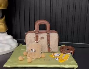 Túi xách tay và đeo chéo nữ TOUTOU kèm charm size: 18cm*10cm*115cm