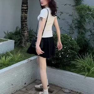 Áo thun tăm nữ BEE cổ tim dáng ôm tay ngắn màu đen và trắng công sở