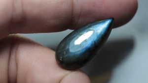 16.25 ct พลอยแท้ พลอยดิบ ลาบาโดไลต์ (Labradorite) ทรงหยดน้ำหลังเบี้ย เหลือบฟ้า แอฟริกา