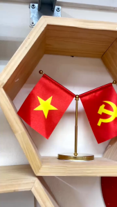 Cờ gắn xe ô tô cờ Việt Nam chữ Y trang trí taplo xe hơi và bàn làm việc