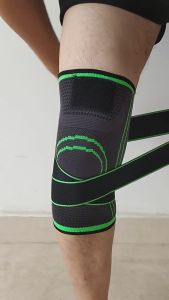 ปลอกเข่าแบบมีสายรัด ผ้ารัดหัวเข่า ที่รัดหัวเข่า ประคองเข่า เล่นกีฬา และฟิตเนส ลดอาการบาดเจ็บ คนยืนนาน เดินนาน วัสดุเป็นผ้าคุณภาพสูง นิ่ม สวมใส่สบาย 1 กล่อง 1 ชิ้น