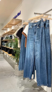 TheBlueTshirt - Quần jeans ống rộng cạp trễ thiết kế xếp ly bên hông cho nữ - GrandDaughter Jeans