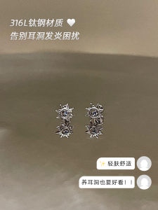 ต่างหูเงินไททาเนียมแบบมีฐานแบนสำหรับผู้ชาย ต่างหูแบบหัวเข็มขัดสำหรับผู้ชาย สไตล์เรียบง่าย สีสันสดใส ดีไซน์เรียบง่าย