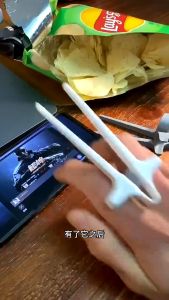 Play Game Finger Chopsticks Lazy Assistant Chopstick Holder Snacks Not Dirty Hand Chopsticks New Product Finger Ring Lazy Tool