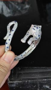 กำไลข้อมือเสือพลอยของแท้ พลอยไพลินบางกะจะจันทบุรี(BLUE SAPPHIRE) ตัวเรือนเงินแท้ 92.5% ชุบทองคำขาว พลอยแท้จากบ่อบางกะจะ จันทบุรี