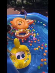 คลิป สระว่ายน้ําเป่าลม สระว่ายน้ําสําหรับครอบครัว ปั๊มลม 3 ชั้น 260*165*58CM สระยาง สระน้ำกันลื่น สระว่ายน้ําขนาดใหญ่ สระน้ำด้านล่าง ท่อระบายน้ำ/ระบายอากาศได้อย่างลื่นไหล เต็มลมอิสระปรับความสูงได้อ สระเด็ก