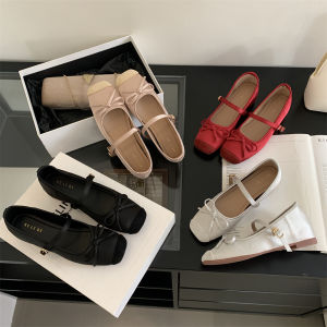 รองเท้าบัลเลต์ส้นเตี้ยผ้าไหมสีแดง หัวเหลี่ยม สายรัดรูปผีเสื้อ รองเท้าส้นแบนพิเศษสำหรับผู้หญิง รองเท้าแฟชั่นฤดูใบไม้ผลิ 2024