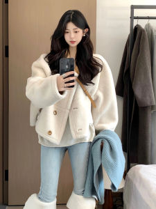 Double-Sided Wear Leather Fur Integrated Motorcycle Jacket Womens Thickened Retro Versatile Short Coat for Winter Commute