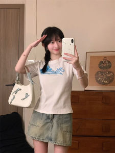 เสื้อยืดผู้หญิงพิมพ์ลายตัวอักษรสไตล์ญี่ปุ่นและเกาหลีใต้ แขนสั้น ทรงตรง ความยาวสั้น ปักลายตัวอักษร ลายผีเสื้อ 3 มิติ