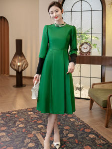 ชุดเดรสยาวแขนยาวสีเขียวหรูหราสำหรับฤดูใบไม้ร่วง ชุดราตรียาวเอวสูงทรงเอคอปีน กระดุม ผ้าโพลีเอสเตอร์ 100%