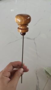 หลักไก่ ไก่แจ้ ไก่ต่อ ไก่ป่า ไม้ทำจากไม้สักกลึง ตัวหลักแสตนเลส 100% เจียร์คมอย่างดี ยาวประมาณ 26 เซน แพ็ค 1 หลัก