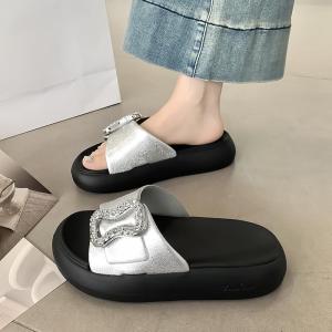 รองเท้าแตะผู้หญิงแบบสวมหัวลายผีเสื้อสำหรับกลางแจ้ง รองเท้าแตะพื้นหนา กันลื่น ใส่ในบ้าน รองเท้าแตะแบบสวมหัวแบบหนาสำหรับกลางแจ้ง