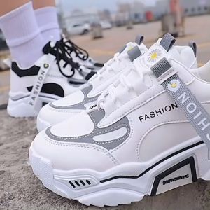 พร้อมส่ง Tintinfashion รองเท้าผ้าใบปักเดซี่ เรืองแสงได้ รองเท้าผ้าใบผู้หญิง เสริมส้น 4.5 ซม. รุ่นนี้แนะนำสั่งเผื่อ 1 ไซส์