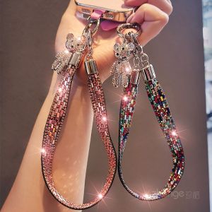 สร้อยข้อมือโทรศัพท์มือถือแบบหนาประดับคริสตัลหมี เครื่องประดับโทรศัพท์มือถือแบบไฮเอนด์สำหรับผู้หญิง หัวเข็มขัดกุญแจ ฝาครอบโทรศัพท์มือถือแบบถือได้ ซองโทรศัพท์มือถือแบบหนา