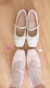 MellowCo รองเท้าบัลเล่ต์สไตล์แมรี่เจน Mary Jane ผ้าซาตินประดับโบว์มุก รุ่น Call Me Lily M8-4428