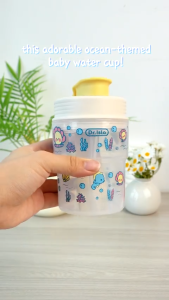 Dr.isla ถ้วยน้ำสำหรับเด็ก 240 / 300ML ถ้วยดื่มการเรียนรู้พร้อมฟางวัสดุเกรดอาหารปลอดภัยปลอดสารพิษทนต่ออุณหภูมิสูงพร้อมสายคล้องป้องกันฝุ่นนักเรียนน่ารักถ้วยน้ำเด็กกาต้มน้ำ WC36