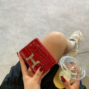 Elegant Fashion Lock Wallet Womens Compact Credit Card Holder Anti-Magnetic Bank Note Bag Horizontal Pattern Youth Suitable