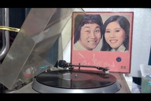 1 แผ่นเสียง 12นิ้ว LRHX 930 จีน แผ่นVG++ริ้วรอยบาง เสียงรบกวนน้อยนิด ไม่มีรอยลึก แผ่นล้างทำความสะอาดแล้ว ปกVG+มีตำหนิขอบนิดหน่อย ขอบไม่ขาด สันไม่ทะลุ