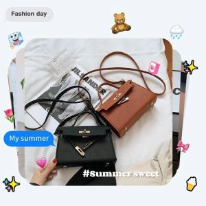 QDshop งานจริงสวยมาก กระเป๋าสะพายไหล่แฟชั่น ดีเทลสวยหรูดูแพง น้ำหนักเบามีตัวล็อคด้านหน้าเป็นอะไหล่สีทองดูดีสุดๆอยากเป็นเจ้าของต้องรีบก่อนสั่งซื้อเลยยย