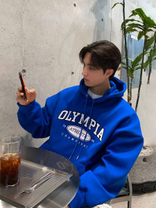 เสื้อสเวตเตอร์มีฮู้ดพิมพ์ลายตัวอักษรย้อนยุคสไตล์อเมริกันสีน้ำเงินสำหรับผู้ชาย ทรงหลวม แขนยาว ฤดูใบไม้ร่วง 2025 ลำลอง ใส่ไปทำงาน