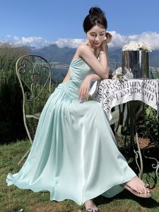 ชุดเดรสยาวผ้าซาตินสีเขียวนางฟ้าสไตล์ฤดูร้อน กระโปรงทรงเอ แขนกุด คอวี ช่วงไหล่ ชุดราตรีเซ็กซี่ ชุดวันหยุด