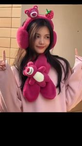 Mũ Tai Bèo Vải Lông Cừu + Khăn Chống Lạnh Họa Tiết Gấu Dâu Tây Disney Thời Trang Thu Đông 2023