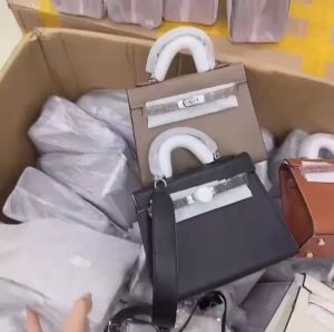 Túi xách nữ kiểu dáng khóa xoay sang trọng phù hợp cho đi làm đi chơi đều được form sắc nét (Size 25)