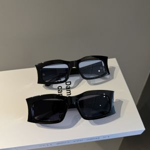 แว่นกันแดดป้องกันรังสียูวีกรอบสี่เหลี่ยมสีดํามีสไตล์สําหรับผู้ชายและผู้หญิงโดย PATTYKOU